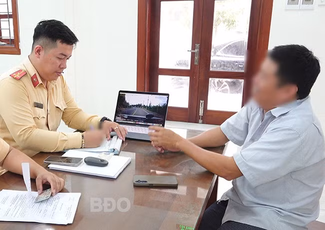 Ông Lê Dương Nhàn làm việc với lực lượng chức năng. Ảnh: M.N