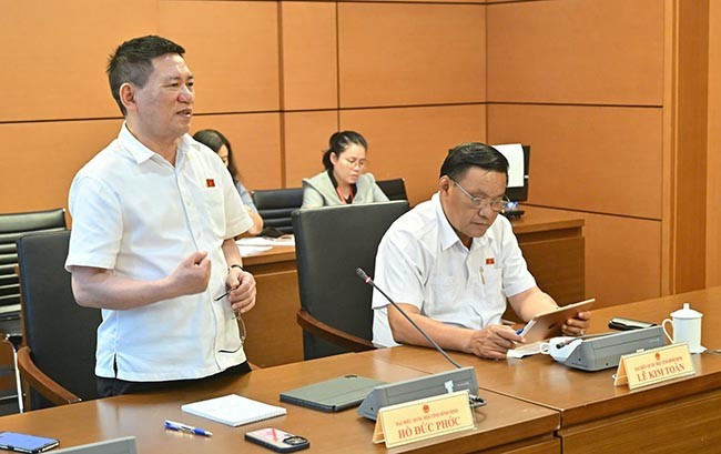 ĐB Hồ Đức Phớc đề nghị cần có chính sách hỗ trợ chi phí học tập cho học sinh thuộc diện gia đình nghèo hoặc cận nghèo. Ảnh: Đoàn ĐBQH tỉnh