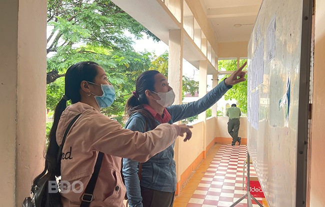 Thí sinh tra cứu thông tin, tham gia dự thi vòng 1. Ảnh: HỒ ĐIỂM Thí sinh tra cứu thông tin, tham gia dự thi vòng 1. Ảnh: HỒ ĐIỂM
