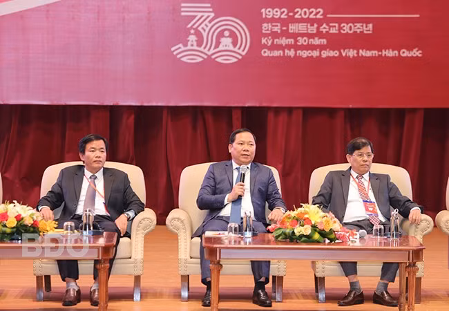 Chủ tịch UBND tỉnh Nguyễn Phi Long chia sẻ ý kiến tại phiên thảo luận. Ảnh: H.PHÚC