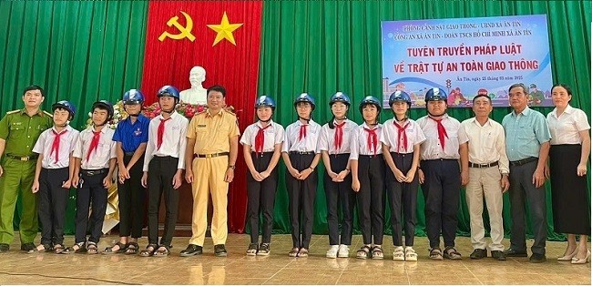 Lãnh đạo phòng CSGT CA tỉnh và đại diện chính quyền địa phương tặng mũ bảo hiểm cho đoàn viên, học sinh. Ảnh: Minh Ngọc Lãnh đạo phòng CSGT CA tỉnh và đại diện chính quyền địa phương tặng mũ bảo hiểm cho đoàn viên, học sinh. Ảnh: Minh Ngọc