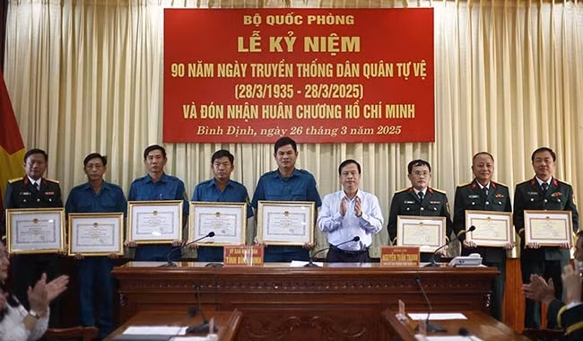 Phó Chủ tịch Thường trực UBND tỉnh Nguyễn Tuấn Thanh trao bằng khen của UBND tỉnh, giấy khen của Bộ CHQS tỉnh cho các tập thể có thành tích xuất sắc, tiêu biểu trong công tác xây dựng lực lượng DQTV.