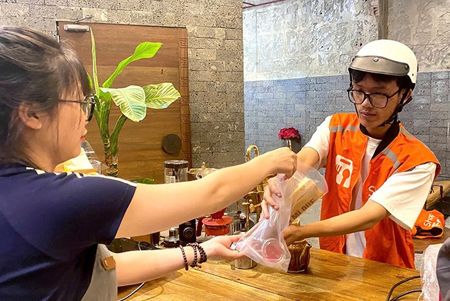 Sinh viên Ngô Đoàn Phú chỉ làm công việc giao nhận hàng mỗi khi rảnh rỗi để không ảnh hưởng đến việc học. Ảnh: TUYẾT SƯƠNG