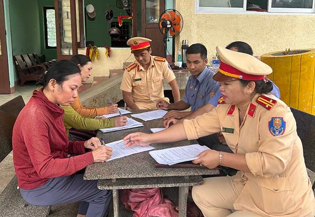 Người dân ký cam kết chấp hành các quy định của pháp luật về đảm bảo trật tự ATGT đường sắt với CSGT. Ảnh: K.A Người dân ký cam kết chấp hành các quy định của pháp luật về đảm bảo trật tự ATGT đường sắt với CSGT. Ảnh: K.A