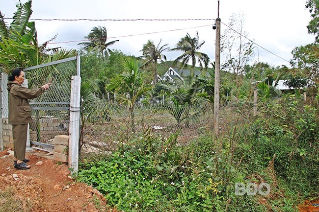 Bà Diệp Thị Sửu chỉ tay vào phần đất đang tranh chấp mà ông Phạm Văn Danh xây dựng tường rào cổng ngõ làm trang trại. Ảnh: VĂN LƯU Bà Diệp Thị Sửu chỉ tay vào phần đất đang tranh chấp mà ông Phạm Văn Danh xây dựng tường rào cổng ngõ làm trang trại. Ảnh: VĂN LƯU