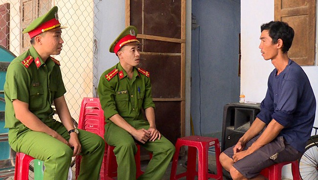 CA xã Phước Sơn thường xuyên đến nhà thăm, động viên anh Nguyễn Văn Hoàn. Ảnh: M.N CA xã Phước Sơn thường xuyên đến nhà thăm, động viên anh Nguyễn Văn Hoàn. Ảnh: M.N