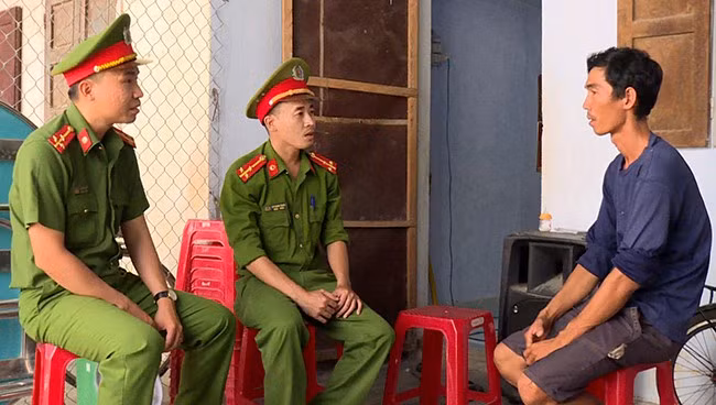 CA xã Phước Sơn thường xuyên đến nhà thăm, động viên anh Nguyễn Văn Hoàn. Ảnh: M.N