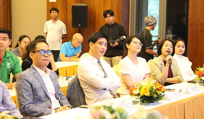 Bà Jessica Nga Trần, Giám đốc điều hành toàn quốc Quỹ Đầu tư Clime Capital (người cầm micro) khẳng định kinh tế xanh không chỉ là xu hướng mà là yêu cầu bắt buộc trong quá trình phát triển bền vững. Ảnh: T.LỢI Bà Jessica Nga Trần, Giám đốc điều hành toàn quốc Quỹ Đầu tư Clime Capital (người cầm micro) khẳng định kinh tế xanh không chỉ là xu hướng mà là yêu cầu bắt buộc trong quá trình phát triển bền vững. Ảnh: T.LỢI