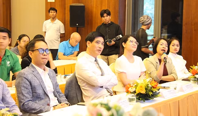 Bà Jessica Nga Trần, Giám đốc điều hành toàn quốc Quỹ Đầu tư Clime Capital (người cầm micro) khẳng định kinh tế xanh không chỉ là xu hướng mà là yêu cầu bắt buộc trong quá trình phát triển bền vững. Ảnh: T.LỢI