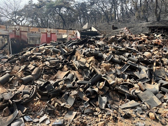 Ngôi đền Unramsa bị tàn phá sau đám cháy ở khu vực Uiseong, Hàn Quốc, ngày 25.3. Ảnh: REUTERS