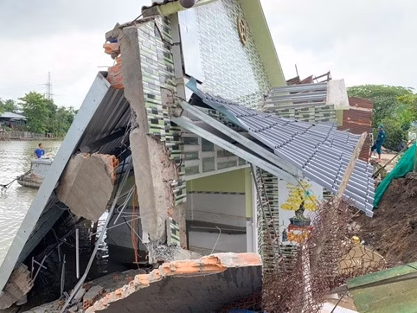 Căn nhà cặp sông Cái Sắn bị sạt lở vào rạng sáng nay.