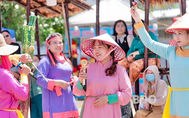 Hướng dẫn viên du lịch Trần Thị Như Thường say sưa hô bài chòi dân gian phục vụ người dân và du khách, đây cũng là thời gian chị tận dụng để trau dồi kỹ năng của mình. Ảnh: NVCC