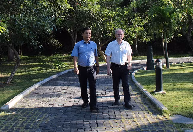 GS Gerard t’Hooft dạo bộ trên con đường Nobel tại ICISE. Ảnh: TRỌNG LỢI GS Gerard t’Hooft dạo bộ trên con đường Nobel tại ICISE. Ảnh: TRỌNG LỢI