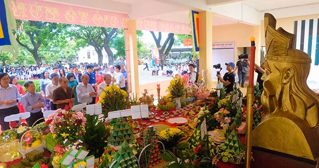 Các thế hệ giáo viên nhà trường thắp hương cúng Vua Hùng. Ảnh: NGỌC NHUẬN