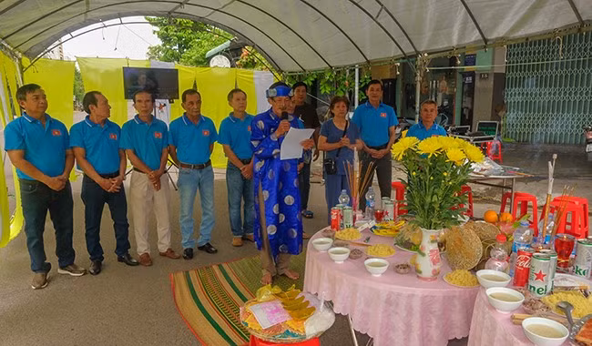 Người dân ở tổ 7A, 7B của khu phố 1, phường Nhơn Bình (TP Quy Nhơn) tổ chức lễ Giỗ Hùng Vương. Ảnh: NGỌC NHUẬN