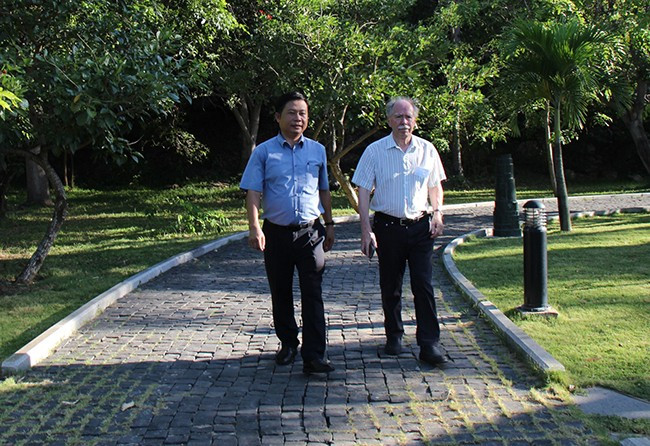 GS Gerard t’Hooft dạo bộ trên con đường Nobel tại ICISE. Ảnh: TRỌNG LỢI GS Gerard t’Hooft dạo bộ trên con đường Nobel tại ICISE. Ảnh: TRỌNG LỢI