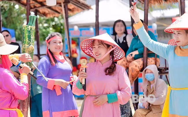 Hướng dẫn viên du lịch Trần Thị Như Thường say sưa hô bài chòi dân gian phục vụ người dân và du khách, đây cũng là thời gian chị tận dụng để trau dồi kỹ năng của mình. Ảnh: NVCC