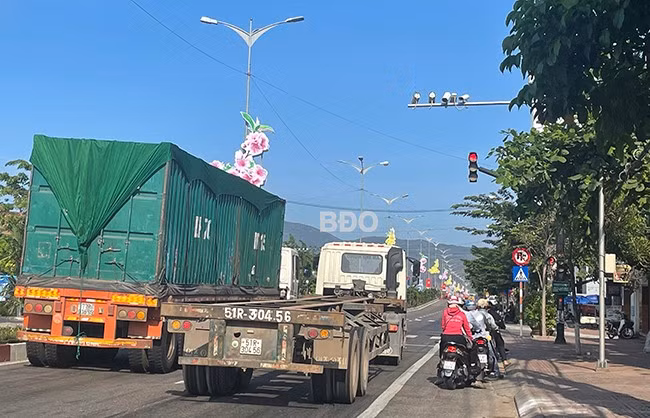 Các hành vi vi phạm giao thông trên tuyến đều được hệ thống camera ghi, lưu truyền về Phòng CSGT (CA tỉnh). - Trong ảnh: Hệ thống camera giám sát giao thông tại ngã ba Ỷ Lan - Đống Đa (TP Quy Nhơn) sẽ ghi, lưu và truyền các hành vi vi phạm về giao thông đến Phòng CSGT (CA tỉnh). Ảnh: K.A