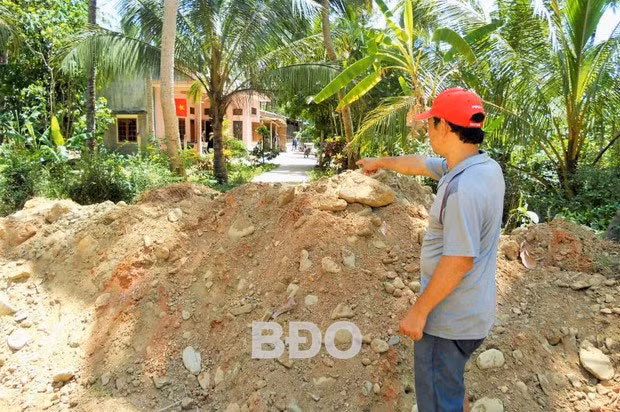 Gia đình ông Toàn đổ đất, đá trên hành lang đường giao thông liên thôn, chắn ngang đường dẫn vào nhà ông Hùng (ảnh chụp ngày 23.5).