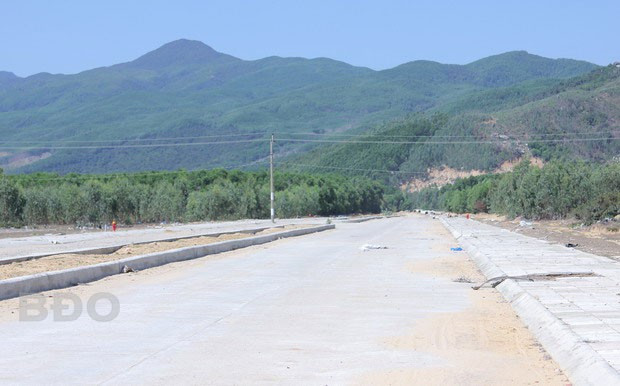 Hạng mục lớn nhất là đoạn đường giao thông nội bộ dài hơn 500 m mà chủ đầu tư thực hiện được từ khi triển khai dự án CCN Chế biến thủy sản Cát Khánh.