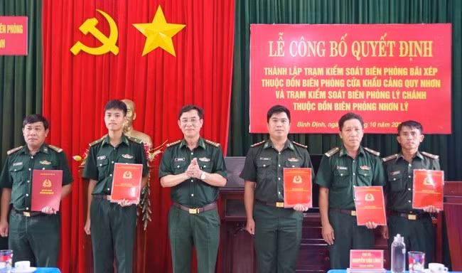 Đại tá Nguyễn Văn Lĩnh, Chỉ huy trưởng BĐBP tỉnh, trao các quyết định. Ảnh: Công Cường