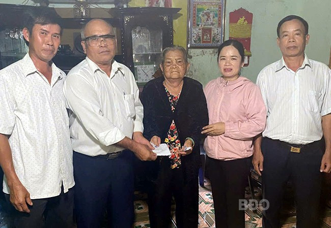 Bà Lê Thị Sử (giữa) trao số tiền ủng hộ thông qua Hội LHPN xã Bình Hòa. Ảnh: Hội LHPN xã Bình Hòa