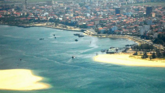 Cửa sông Nhật Lệ (TP Đồng Hới, Quảng Bình) nhìn từ máy bay trực thăng du lịch - Ảnh: Lam Giang