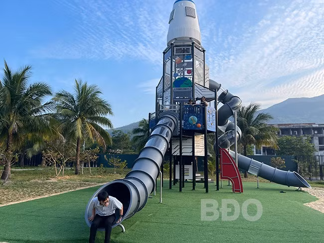 Hệ thống hoạt động thể chất cho trẻ em trên mô hình phi thuyền. Ảnh: A.N