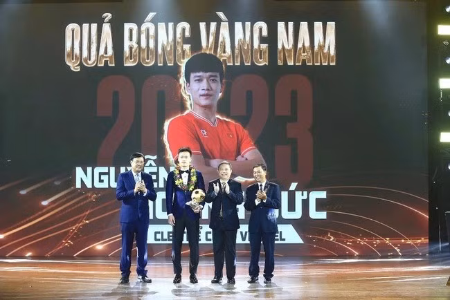 Tiền vệ Nguyễn Hoàng Đức (CLB Thể Công Viettel) nhận danh hiệu Quả bóng Vàng nam năm 2023. (Ảnh: Thanh Vũ/TTXVN)