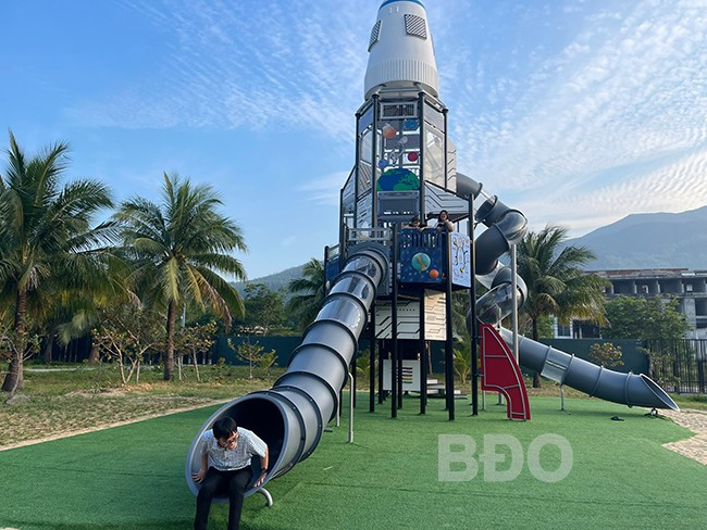 Hệ thống hoạt động thể chất cho trẻ em trên mô hình phi thuyền. Ảnh: A.N