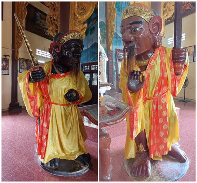 Nhiều nét đẹp điêu khắc của tượng Ông Đen (bên trái) và tượng Ông Đỏ bị nhiều lớp sơn, râu, mũ, áo, khăn... che khuất. Ảnh: TRỌNG NGHĨA