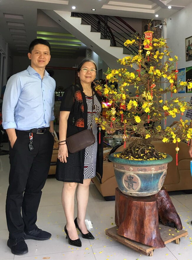 TS Nguyễn Hoàng Chung đạt tiêu chuẩn chức danh phó giáo sư ở tuổi 34 chụp ảnh cùng với mẹ.