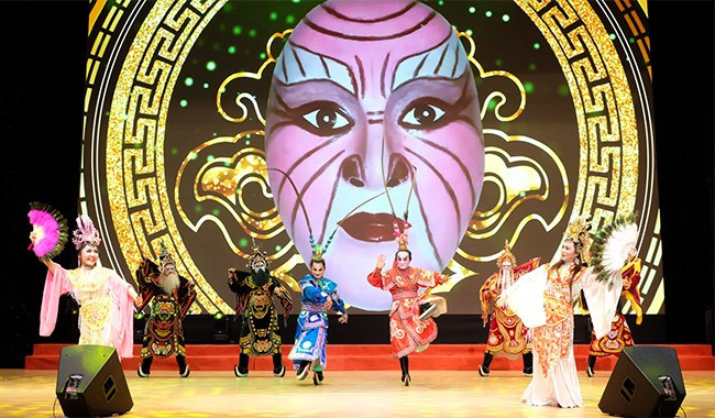 Diễn viên Đoàn tuồng Đào Tấn biểu diễn vũ khúc Trình tường tập khánh. Ảnh: NGỌC NHUẬN Diễn viên Đoàn tuồng Đào Tấn biểu diễn vũ khúc Trình tường tập khánh. Ảnh: NGỌC NHUẬN