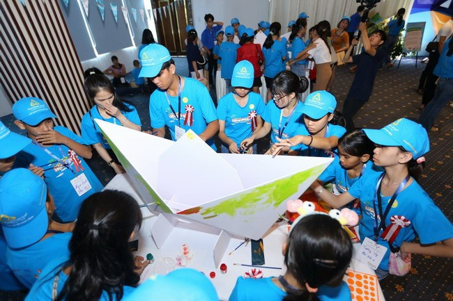 Đoàn trẻ em của tỉnh Bình Định vẽ tranh sáng tạo tại Trại hè. Ảnh: Hội BTNKT & BVQTE