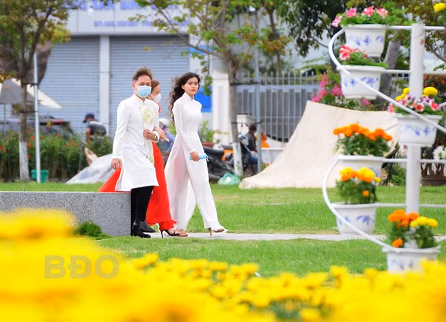 Sự xuất hiện của những tà áo dài góp phần tô điểm thêm sắc xuân.