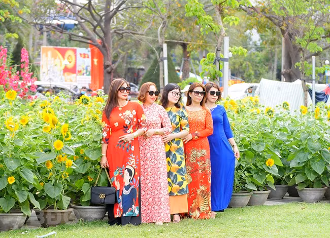 Tà áo dài tôn lên vẻ đẹp của người phụ nữ Việt Nam.