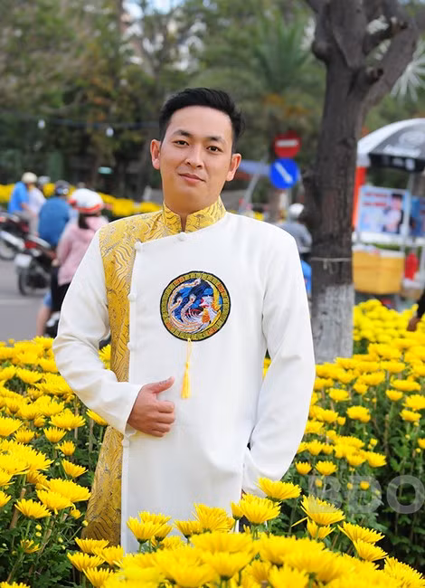 Không chỉ lớp trung niên, áo dài cũng được nhiều nam thanh, nữ tú chọn mặc để du xuân, chụp ảnh.