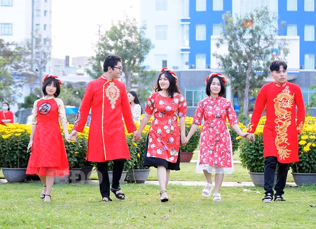 Trang phục áo dài cách tân với họa tiết bắt mắt được nhiều bạn trẻ lựa chọn.
