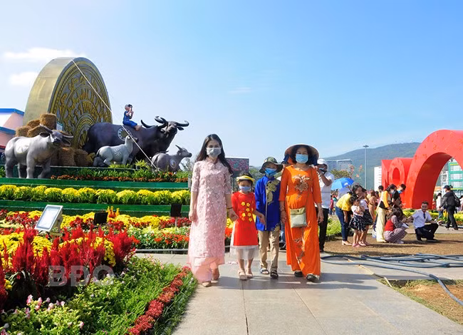Các em nhỏ cũng được gia đình cho diện áo dài du xuân.