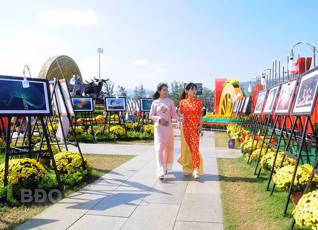 Tà áo dài thướt tha trong ánh nắng mùa xuân.