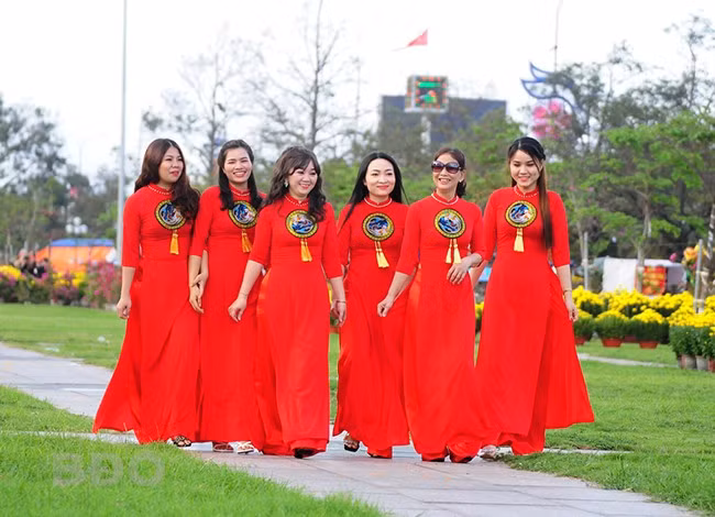 Duyên dáng bên tà áo dài truyền thống.