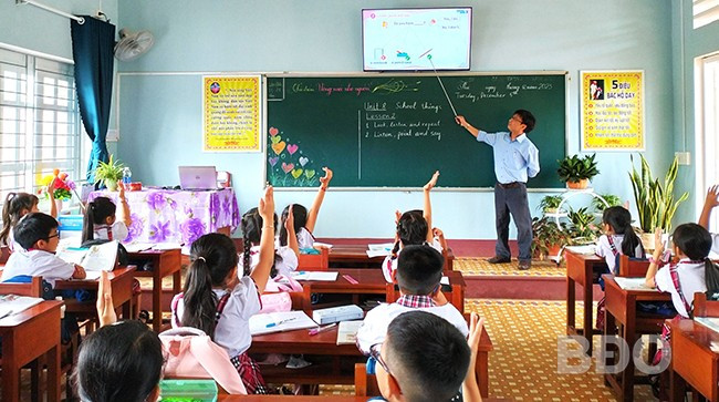 Học sinh lớp 3A phát biểu sôi nổi trong tiết học tiếng Anh với thầy Đáp. Ảnh: N.T Học sinh lớp 3A phát biểu sôi nổi trong tiết học tiếng Anh với thầy Đáp. Ảnh: N.T