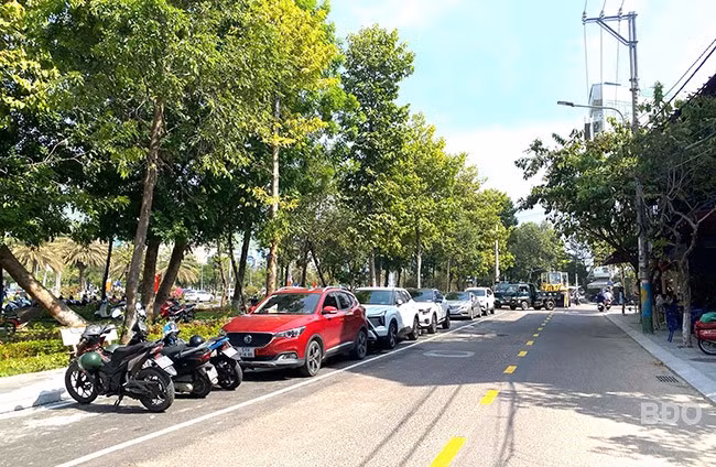 Tháng 8.2024, TP Quy Nhơn hoànthành mở rộng lòng đường Đô ĐốcBảo làm vịnh đỗ xe với diện tích1.250 m2. Ảnh: N.DŨNG