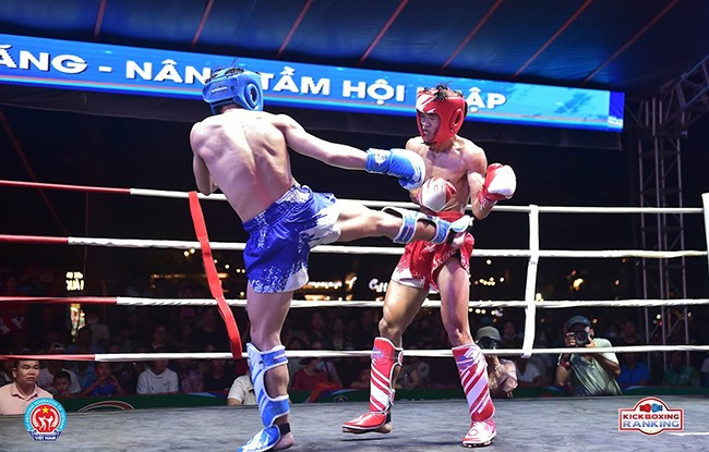 Các võ sĩ trẻ Bình Định thể hiện sự tiến bộ qua giải đấu này, qua đó khẳng định hướng đi đúng đắn trong công tác đào tạo huấn luyện của Ban huấn luyện. - Trong ảnh: Võ sĩ Nguyễn Thanh Huy (giáp xanh, Bình Định) trong trận đấu với Nguyễn Phước Thịnh (giáp đỏ, Quân đội). Ảnh: BTC Các võ sĩ trẻ Bình Định thể hiện sự tiến bộ qua giải đấu này, qua đó khẳng định hướng đi đúng đắn trong công tác đào tạo huấn luyện của Ban huấn luyện. - Trong ảnh: Võ sĩ Nguyễn Thanh Huy (giáp xanh, Bình Định) trong trận đấu với Nguyễn Phước Thịnh (giáp đỏ, Quân đội). Ảnh: BTC