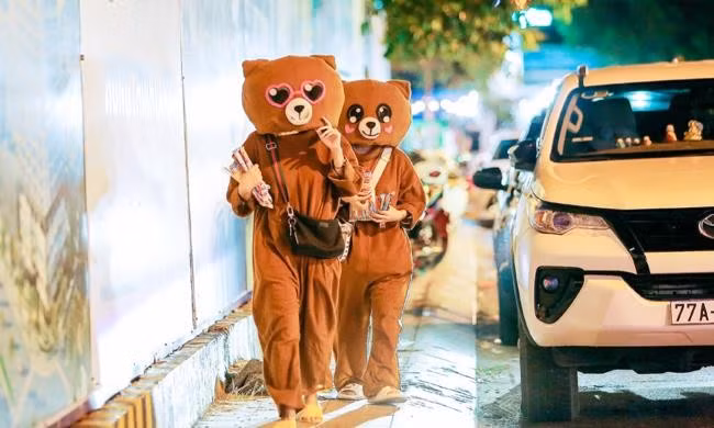 Ngại bị khách hàng trêu ghẹo, hai sinh viên cùng đi bán bánh kẹo để dễ dàng hỗ trợ nhau.