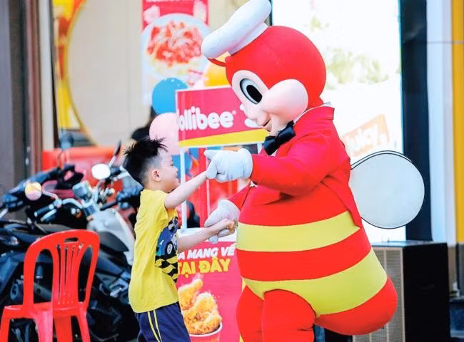 Không phải đi bán kẹo ở các quán ăn, nhưng công việc của “chú ong” này cũng khá vất vả khi vừa đón tiếp khách, vừa làm trò vui cho các bạn nhỏ.