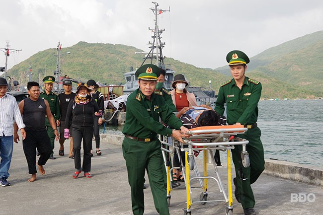 Hải đội Biên phòng 2 đưa ngư dân bị nạn trên biển vào bờ. Ảnh: T.B
