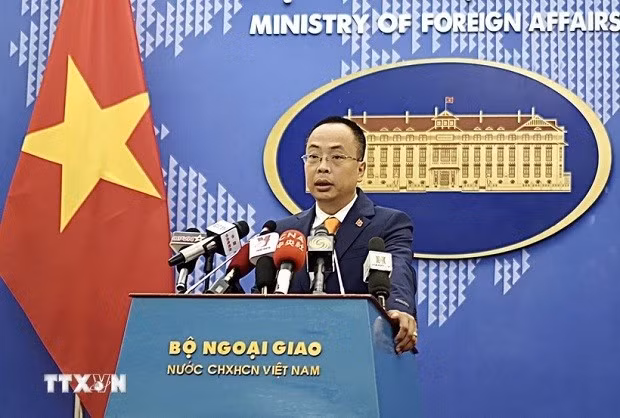 Phó Phát ngôn Bộ Ngoại giao Việt Nam Đoàn Khắc Việt trả lời câu hỏi của các cơ quan báo chí. (Ảnh: Quỳnh Anh/TTXVN)