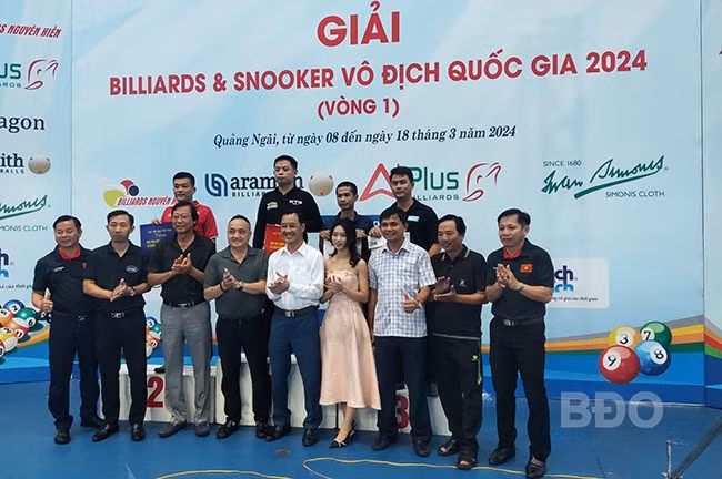 Thua Lê Thành Tiến (TP Hồ Chí Minh) 22 - 30 trong trận chung kết, cơ thủ Nguyễn Nhất Hòa (Đội tuyển Billiards Bình Định, đứng bục bên trái) giành HCB. Ảnh: Đội tuyển Billiards Bình Định. Thua Lê Thành Tiến (TP Hồ Chí Minh) 22 - 30 trong trận chung kết, cơ thủ Nguyễn Nhất Hòa (Đội tuyển Billiards Bình Định, đứng bục bên trái) giành HCB. Ảnh: Đội tuyển Billiards Bình Định.