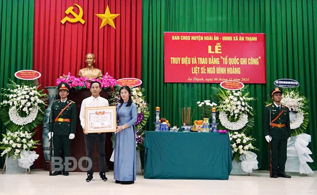 Quang cảnh buổi trao Bằng “Tổ quốc ghi công” liệt sĩ Ngô Đình Hoàng. Ảnh: N.H.